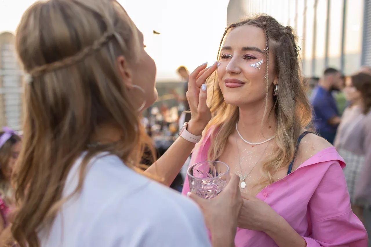Гости веселятся на корпоративной вечеринке EventyOn