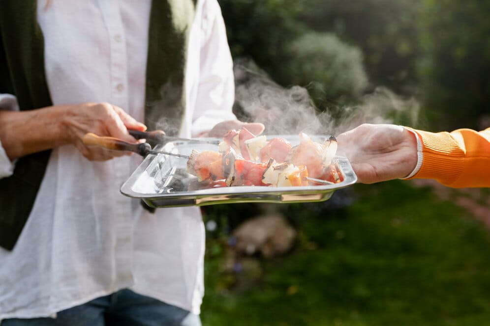 Участники подают дымящиеся шашлыки на кулинарной BBQ-вечеринке EventyOn