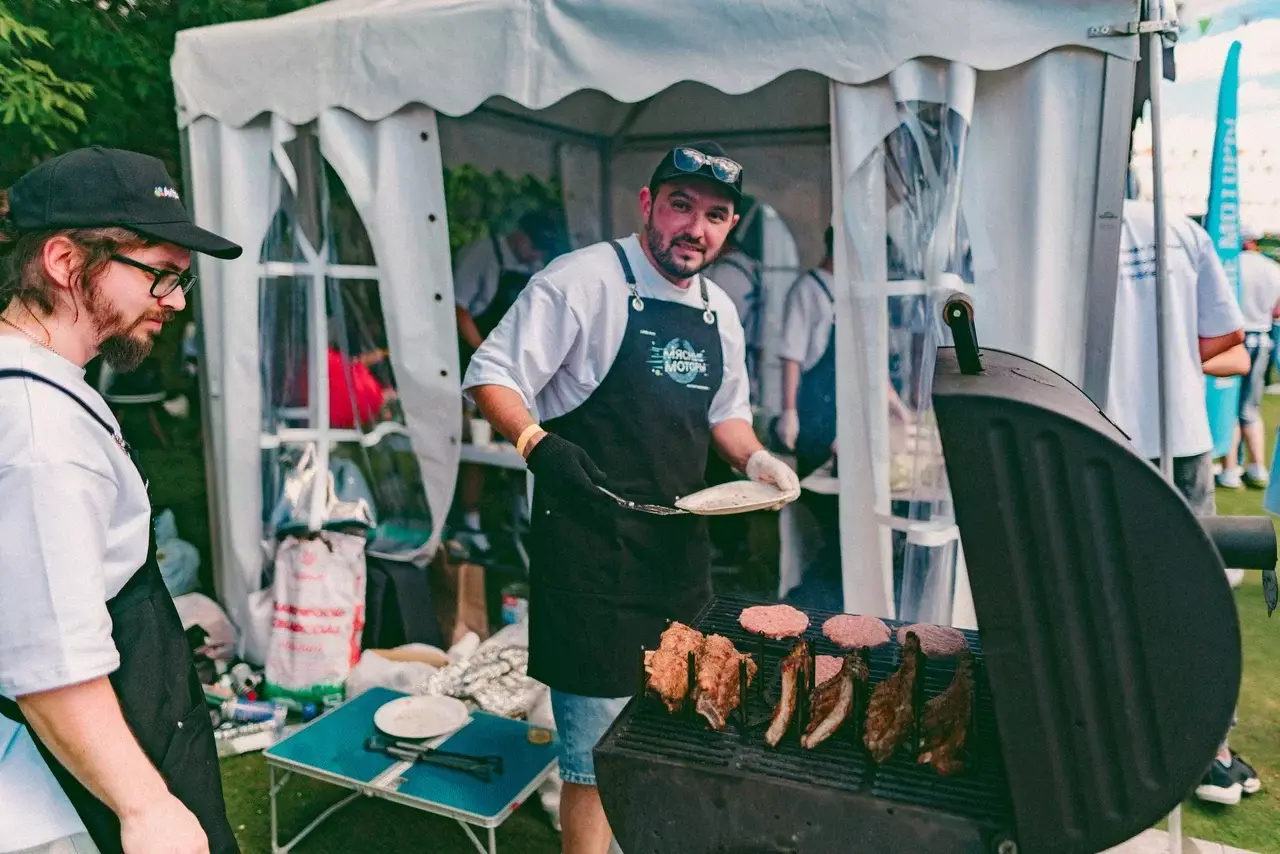 Повара готовят мясо на мангале во время выездного BBQ EventyOn