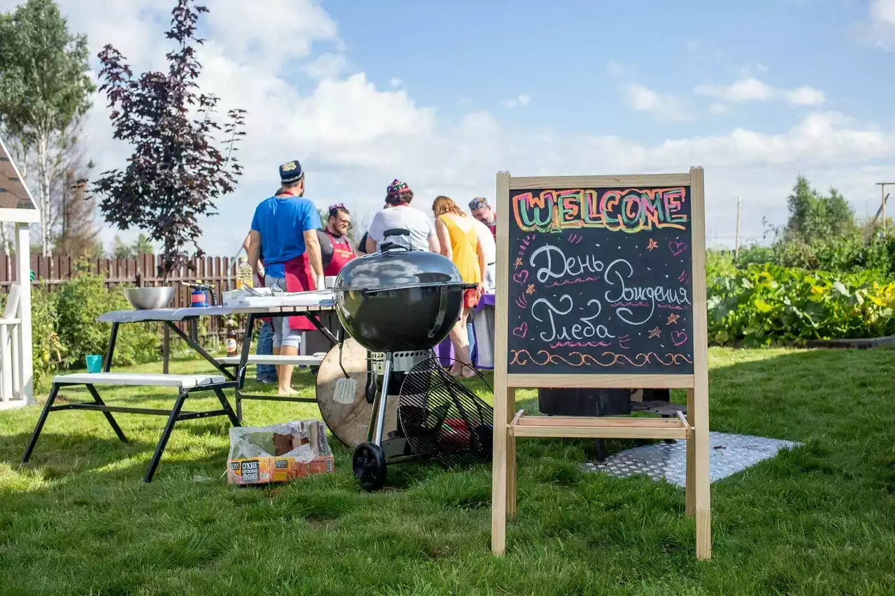 Мангал и приветственное оформление на выездном BBQ-корпоративе EventyOn