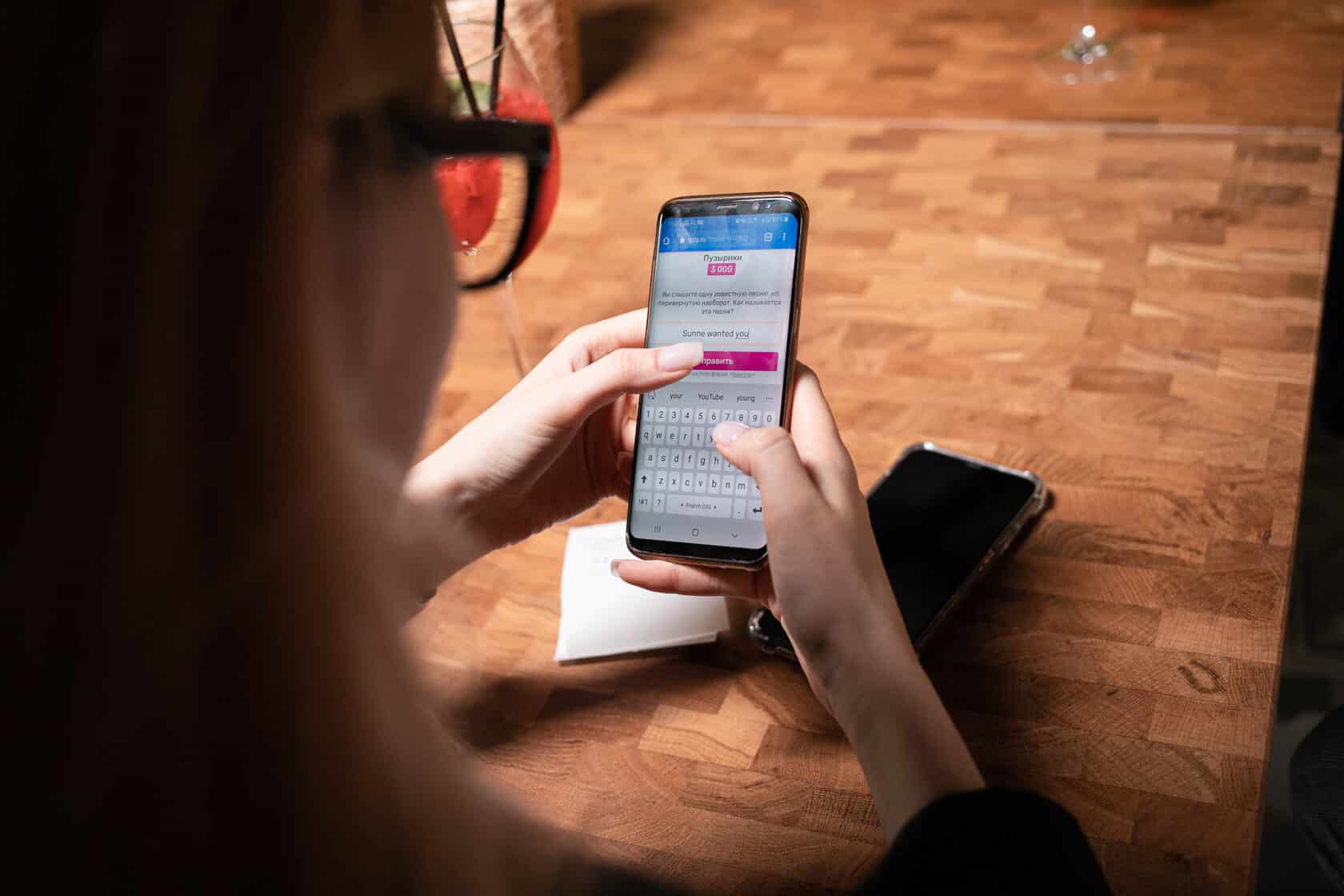 Участница отвечает на вопрос квиза через приложение на смартфоне во время мероприятия EventyOn